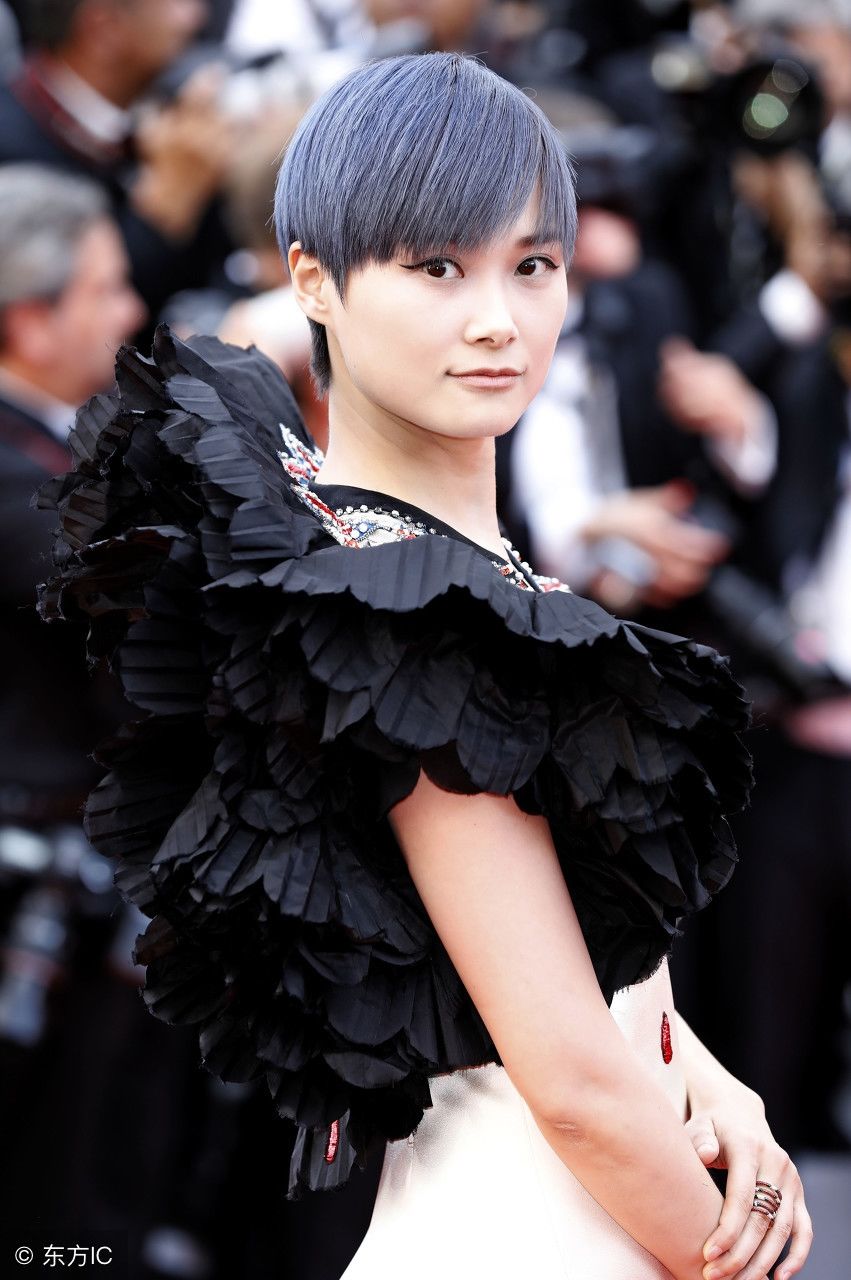 穿对了!李宇春现身戛纳红毯,这裙子设计太完美了,女人味十足