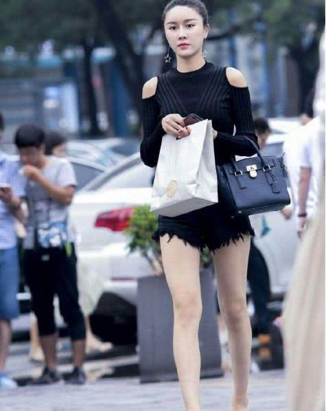 街拍：怪不得男人喜欢图二紧身裤美女，包裹极致好身材