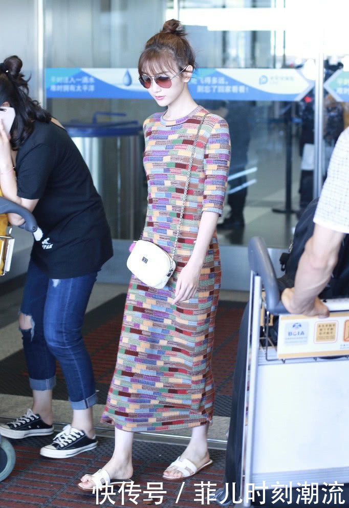 毛晓彤不得了！裙子穿得这么高级，脚下却搭配一双10元的拖鞋！