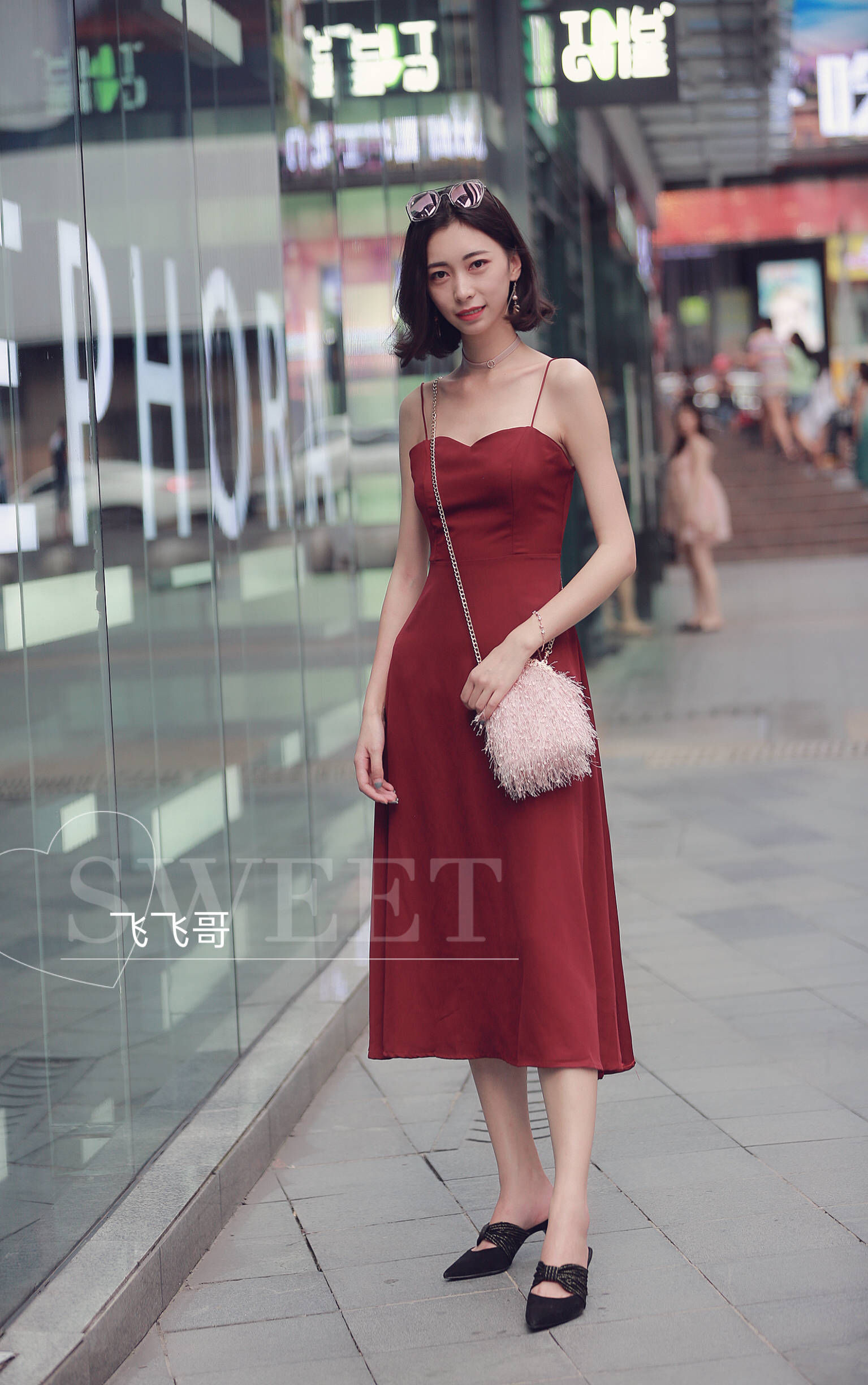 重庆街拍:清一色的超短裤+短T，这大长腿真不是P的