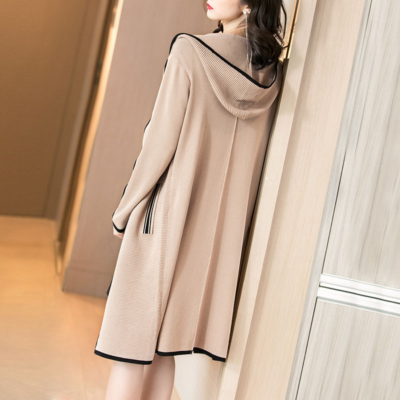 过时的羊绒大衣别穿了，今年流行这样的秋装外套，洋气显瘦美