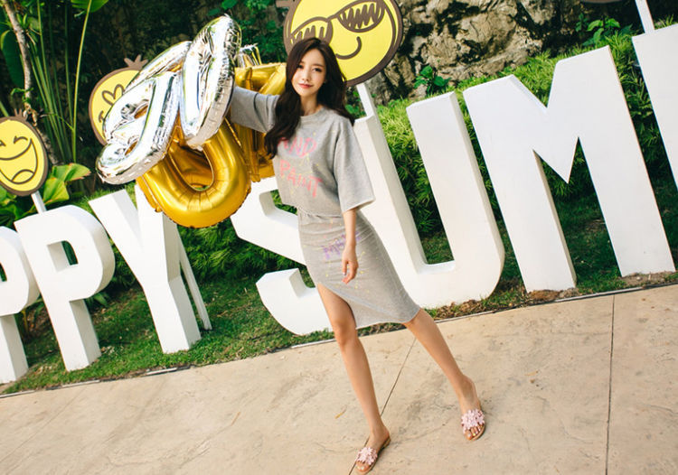 性感女神：身材迷人的紧身裙美女，显得活泼有朝气！