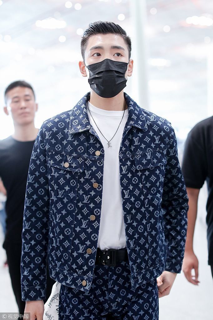 贫穷限制想想！王子异一身大牌“豪”气冲天 口罩遮面帅气撞脸吴