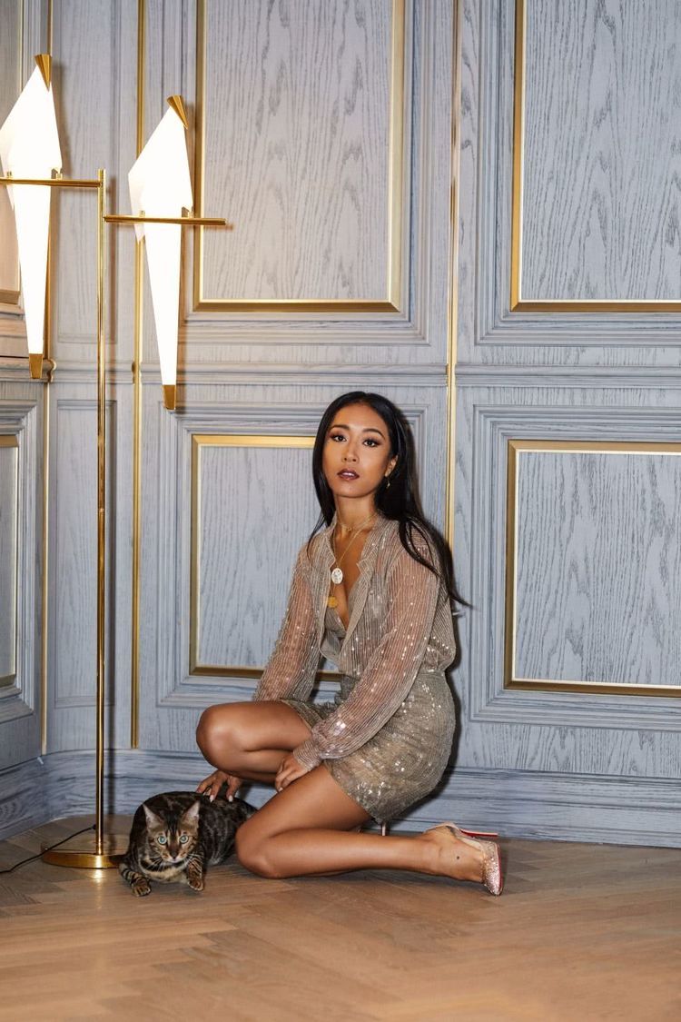 吉克隽逸穿无扣衬衫现身，好身材藏不住，网友：这才叫潮流！