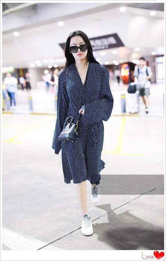 当37岁范冰冰穿波点裙撞上31岁张馨予, 网友: 李晨做出了错误选择