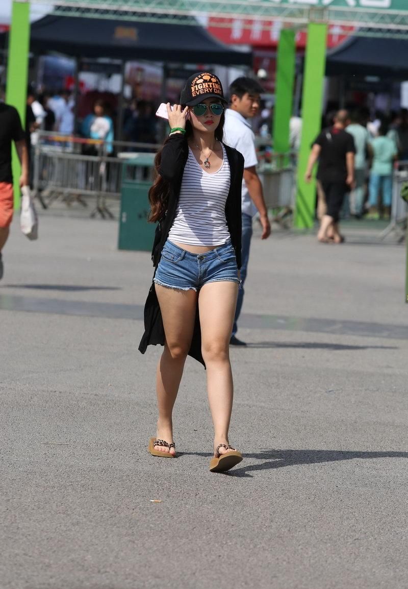穿着时尚的牛仔短裤美女,夏日清爽舒服高清街拍!