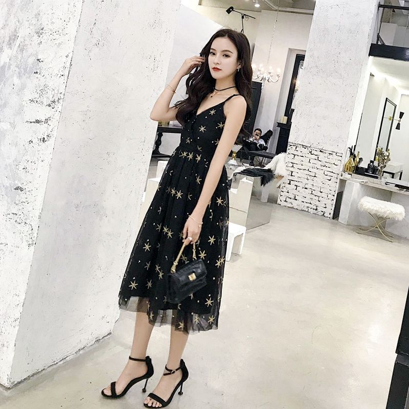 今夏新主流:妩媚“小心机”吊带裙+高跟鞋，让你性感魅惑力十足