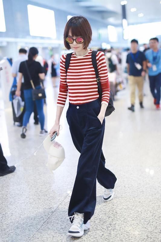 戚薇这身造型很有特色，这么长的裤子，感觉像给机场在拖地！