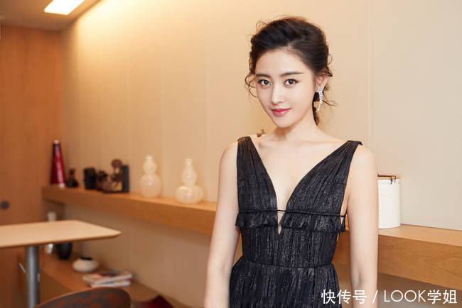 张天爱为了美太拼了，露背装惊艳全场，网友：锁骨可以C位出道了