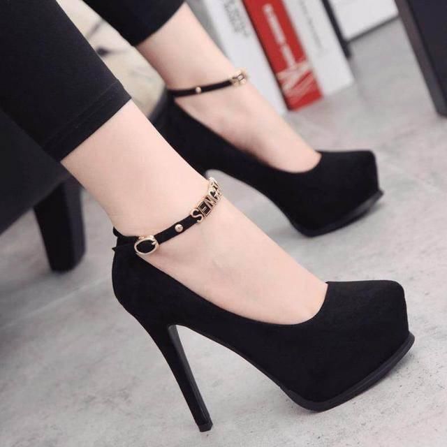 爱穿高跟鞋的女孩最美，散发优雅的名媛风格