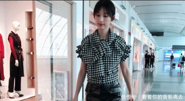 张俪穿黑白格子上衣搭配黑色皮裙现身机场 留着刘海长发气质甜美
