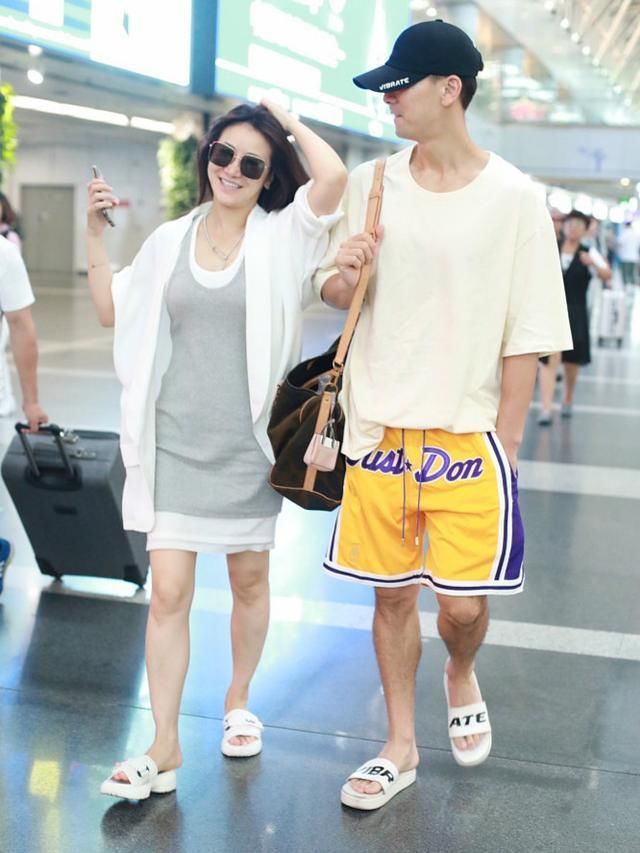 40岁陈紫函小腹微凸，敢穿T恤配拖鞋，却不输小20岁杨超越!