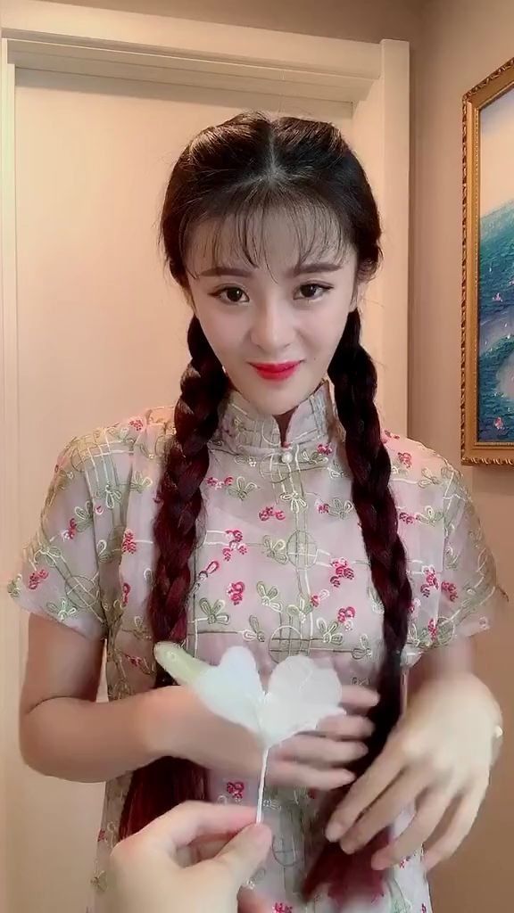 【 摄影】麻花辫旗袍网红，这娇羞的模样是想到了情郎吗?，时尚摄影