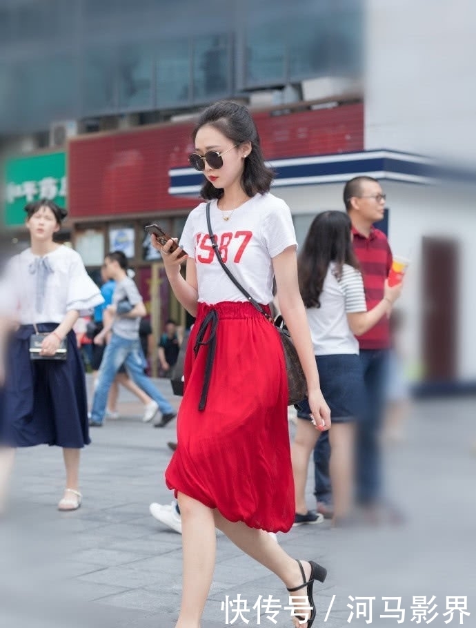 【 勾勒】勾勒出女性黄金比例，尽显女神魅力，街拍：浅色连衣裙穿美女身上