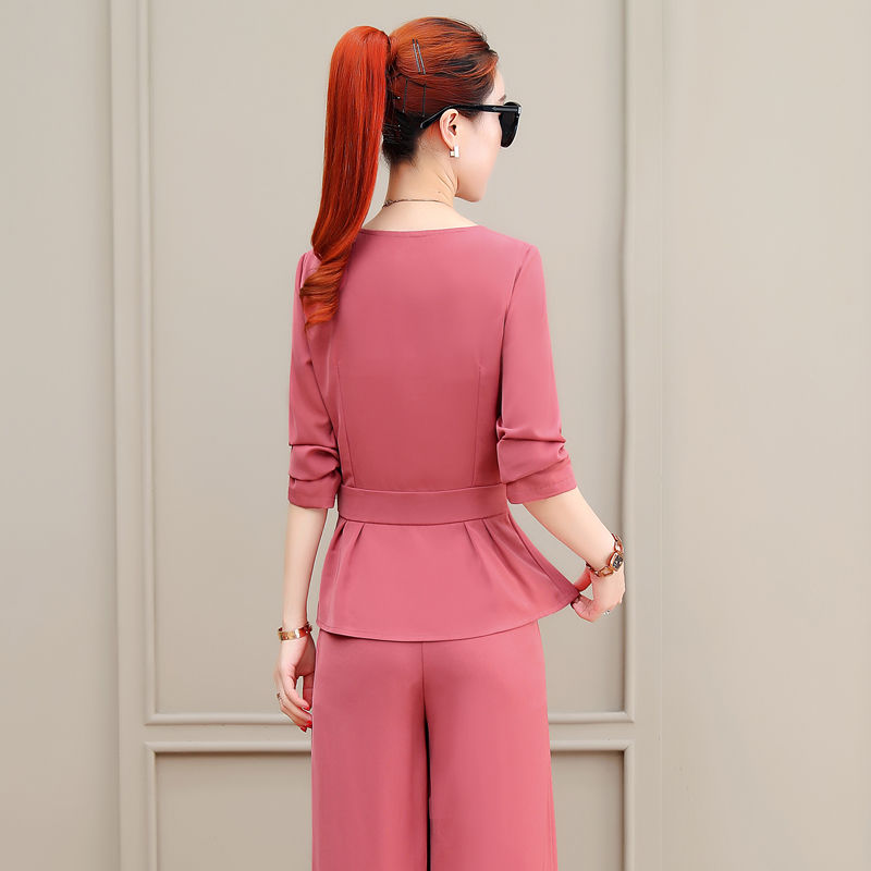 越来越多的女人，不选择穿连衣裙，都喜欢下面这阔腿裤套装