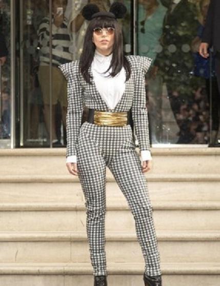 Gaga厉害了，腰部围度媲美芭比娃娃，网友：一条腰带的原因