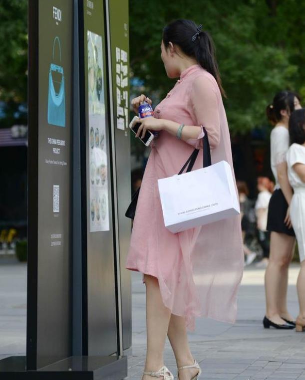  [红色]街拍：窈窕淑女的小姐姐，一条红色的连衣裙，时尚魅力女人味