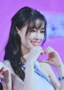 谣言baby杨颖一家人出去吃饭，查路人手机？