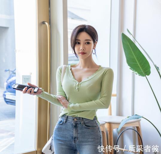 『美女』街拍:薄粉敷面的美女,一件绿色上衣配牛仔裤,时尚清新气息