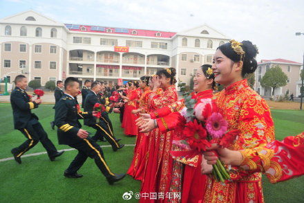 李易峰参加火箭军集体婚礼