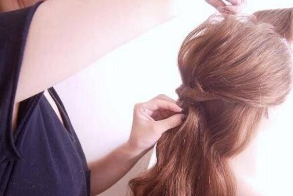  实用：2款低位女生宴会盘发发型，聚会约会很实用