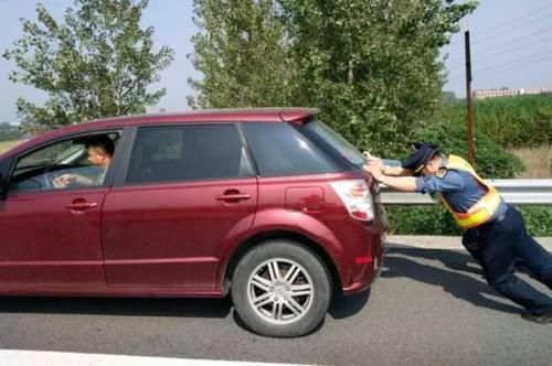  高速@过年回家高速堵车，关了空调都不够，新能源车主：拖走吧