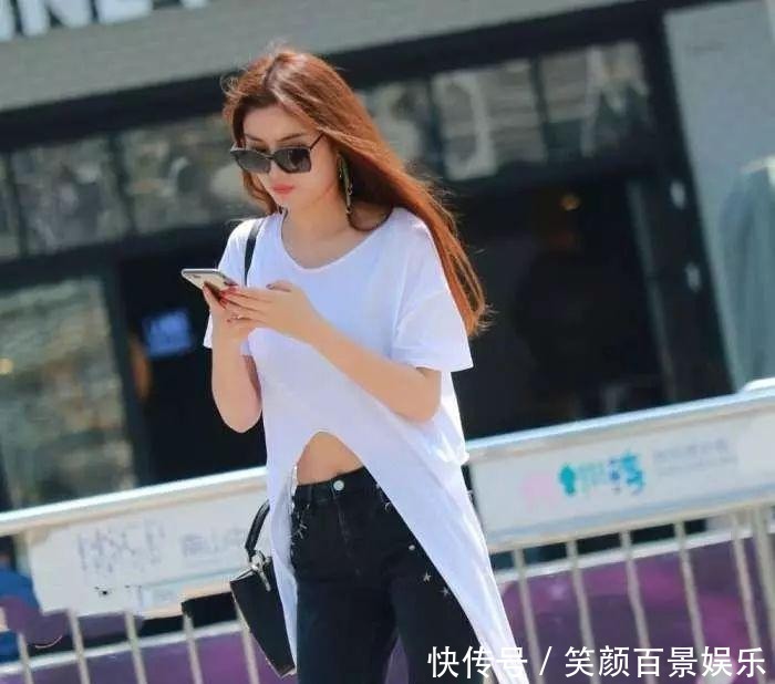  [曲线美]美女搭配不规则T恤裙搭配牛仔裤，穿出曲线美！