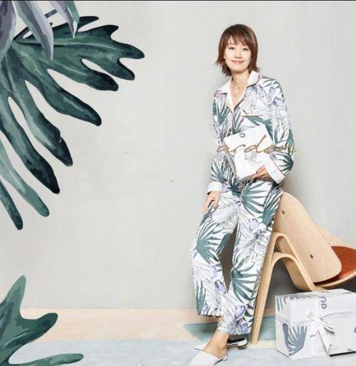 被马伊琍惊艳了，一身木槿花睡衣气场开挂，高级感挡不住