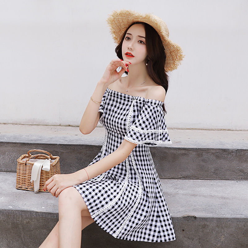 小姐姐又出来撩人了，性感一字领连衣裙，露出小香肩超迷人