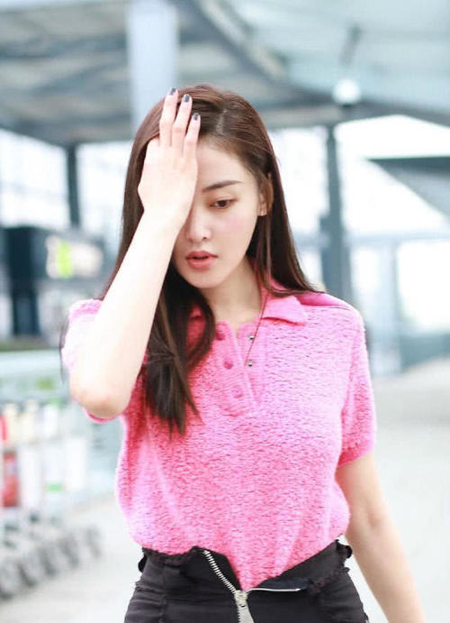 张天爱穿紧身裤竟敢拉开裤门拉链,全靠胯宽撑住,网友:受不了!