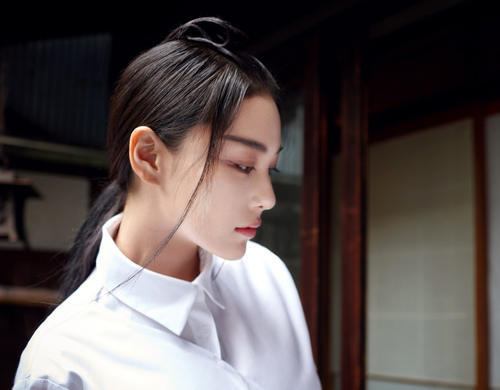 张馨予活动裙子短到尴尬,腿拧麻花防“走光”,网友:膝盖抢镜了