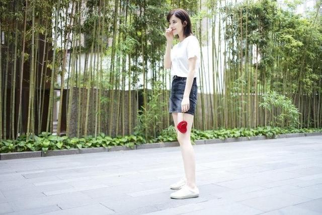 古力娜扎街头清纯出镜,服饰打扮让人心动,网友:想娶回家