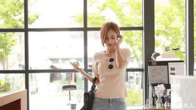 俏皮可爱的牛仔裤美女，凸显风韵身姿，让人着迷