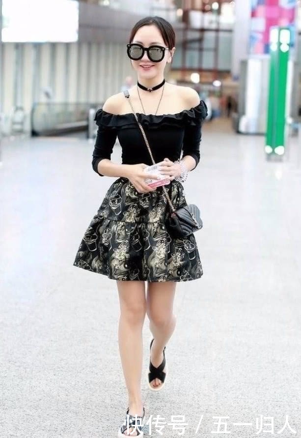 杨蓉的裤子非常别致，是穿了两条“鱼尾”简直美翻天