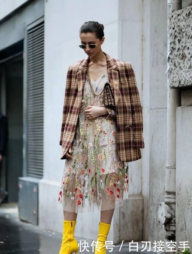 『花朵』2020开春 流行穿“开满花”的裙子,谁穿谁美!