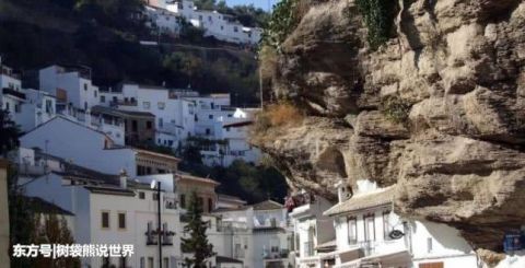 被巨石压了600多年的小镇:房屋都没有屋顶,下雨天也不用打伞