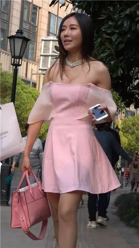 街拍:皮肤那么黑，穿个粉色裙子，更显乡土范儿!