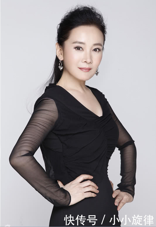 和圈内老公恩爱18年，42岁为老公高龄产子，56岁美得没话说