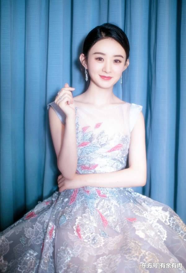 实力女明星赵丽颖，穿着气质型纯色礼服，果然有颜值能任性!