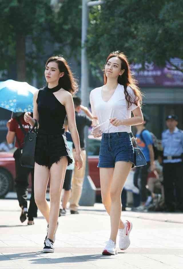 街拍：气质迷人高挑的小姐姐，打扮上时尚感十足很有看头！