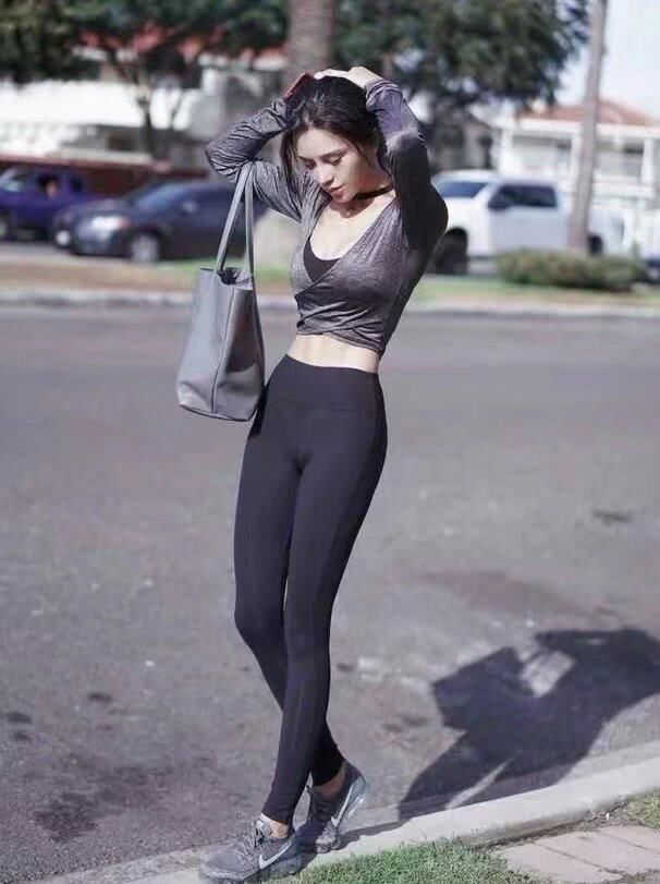 牛仔裤阳光、帅气、修身，让美女更显紧致好身材