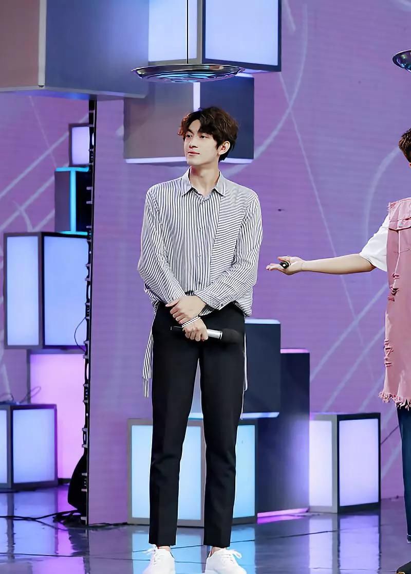 林更新与王丽坤多次“情侣装”撞衫，素颜女神真的要名花有主了?