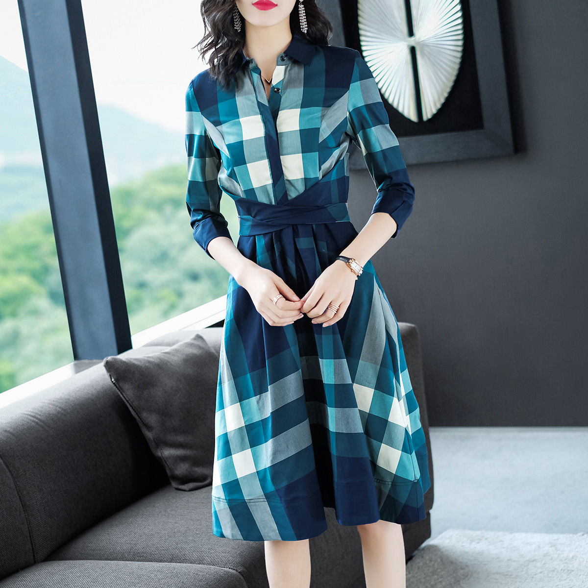 太美了，40岁女人穿出了不一样的气质，精致秋风连衣裙，真美