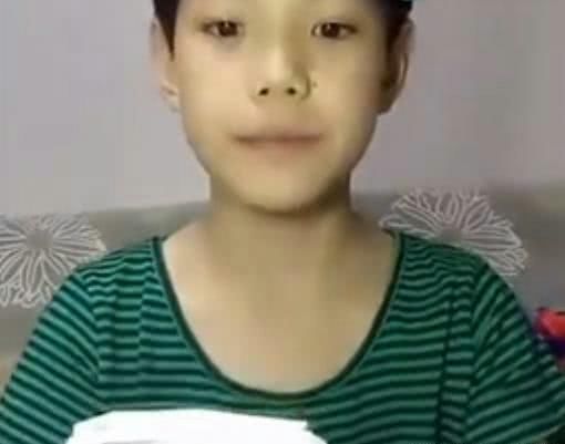 小男孩直播化妆成网红，网友：这让女生还怎么活！