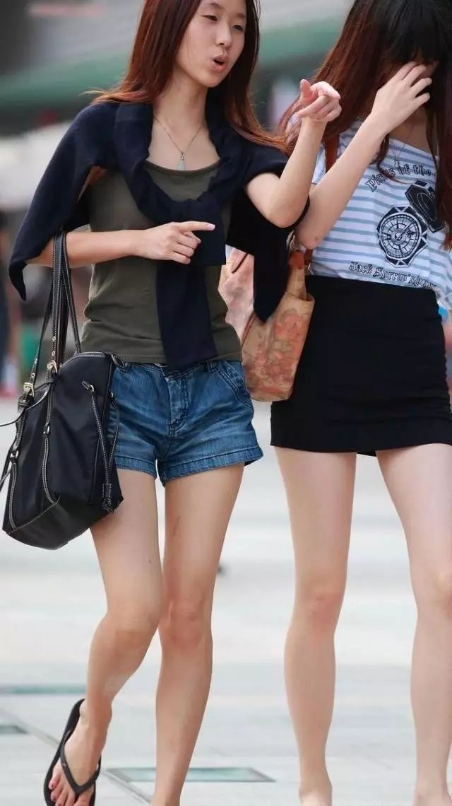街拍短裙大长腿美女小姐姐，漂亮!