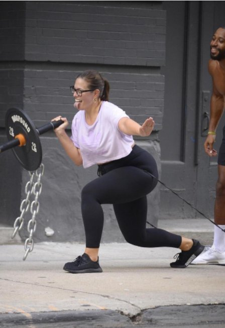 大码超模艾什莉格林汉姆和老公在健身房，老公身材无敌好的