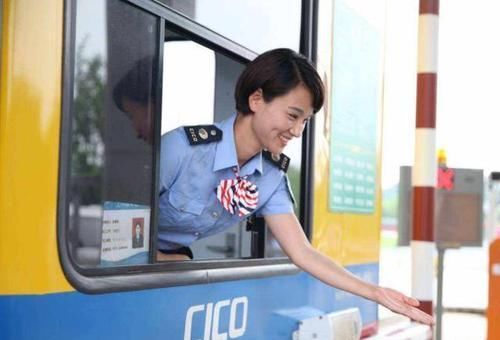  「收费员」高速收费站的收费员在哪儿上厕所？原来在这个地方