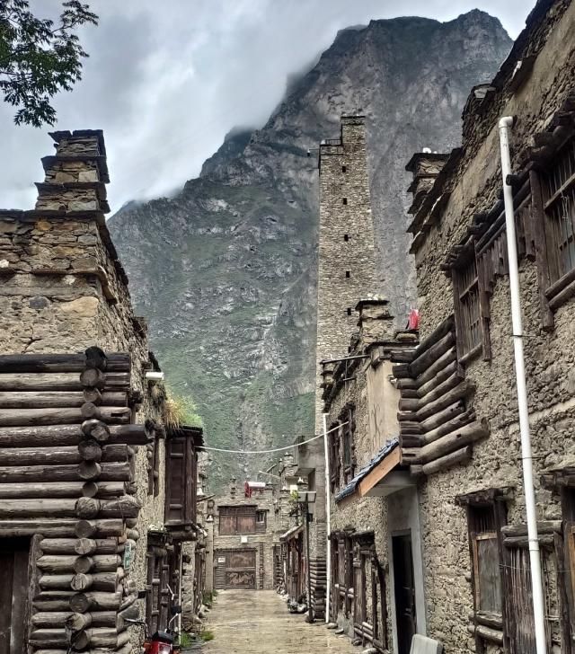 四川最具少数民族风情村寨，寨内有高约40米碉楼，成独特一景！