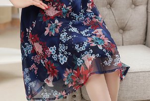 大姨不愧是“女神般”的存在，56岁穿上连衣裙还这么美