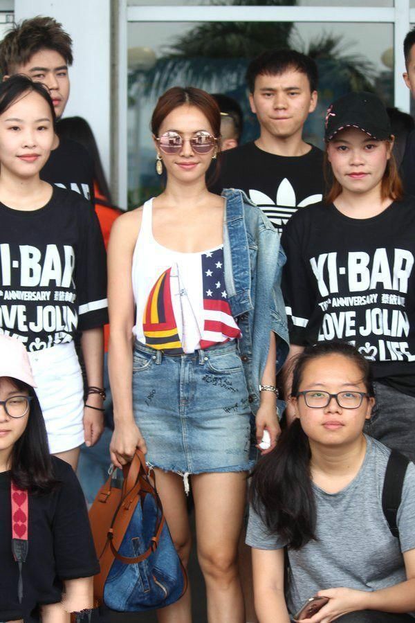 40度高温根本穿不住半袖，跟着蔡依林穿凉快不露肉!